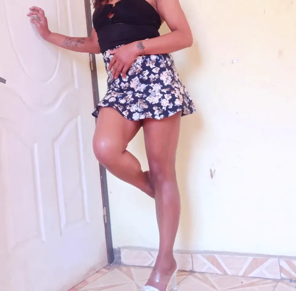 Mia, 27