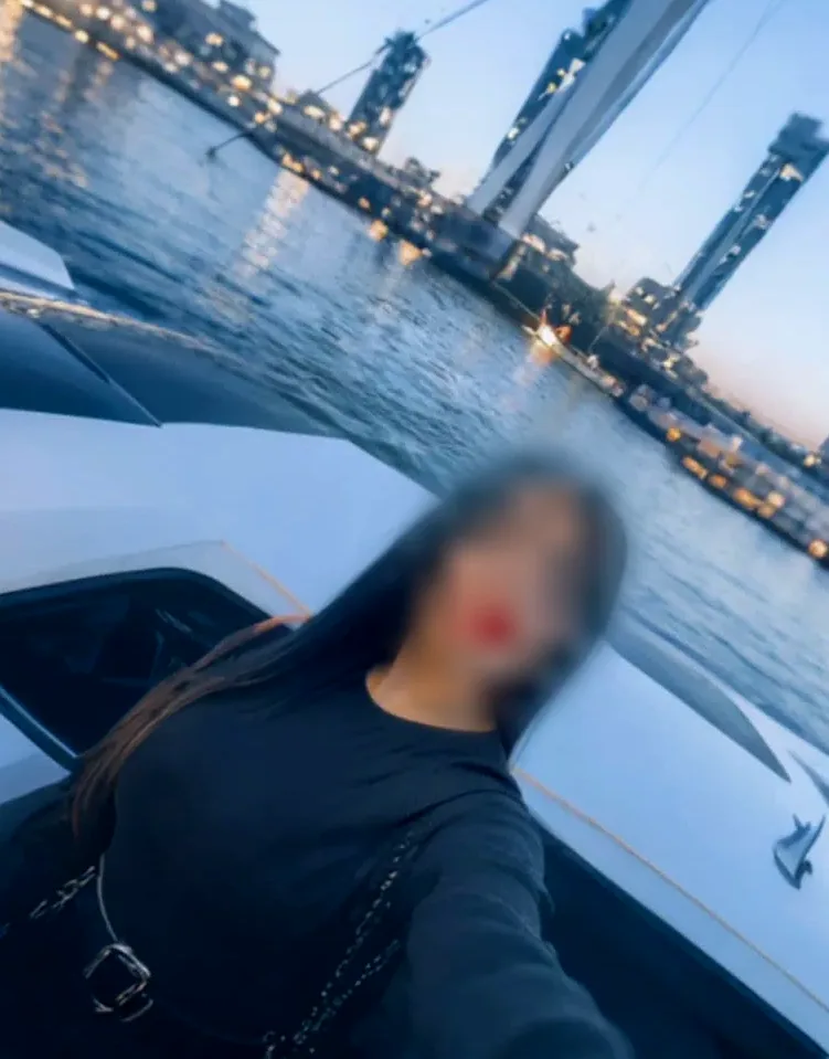 Sabrina, 35