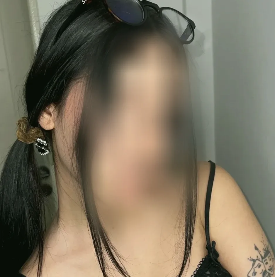 Viktoria, 22